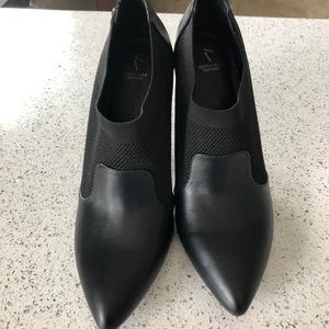 NWOT Vera Wang ankle boots